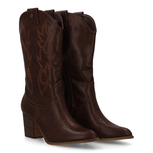 bota estilo western  acabado liso  bordados decorativos en la caña. tacón Ancho