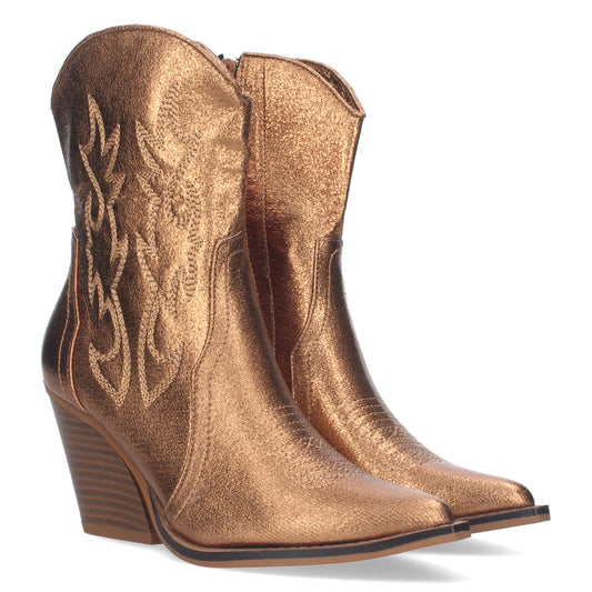 Botín Campero con tacón  ´cómodos  Diseño con Bordado en caña y Empeine y Cierre