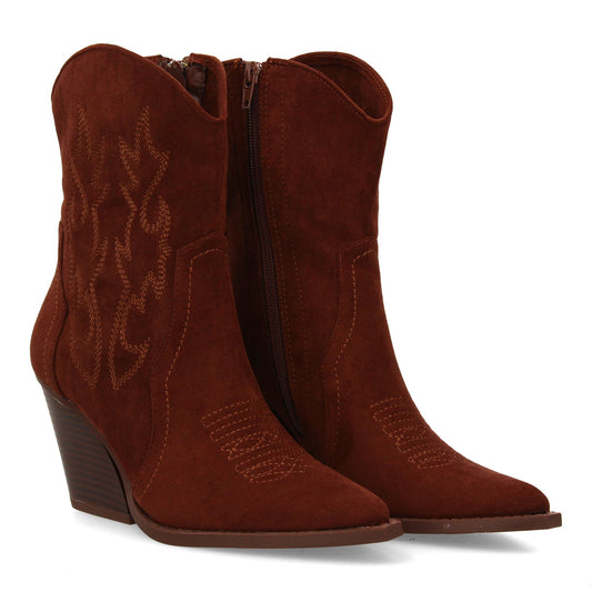 Botín Campero con tacón  ´cómodos  Diseño con Bordado en caña y Empeine y Cierre