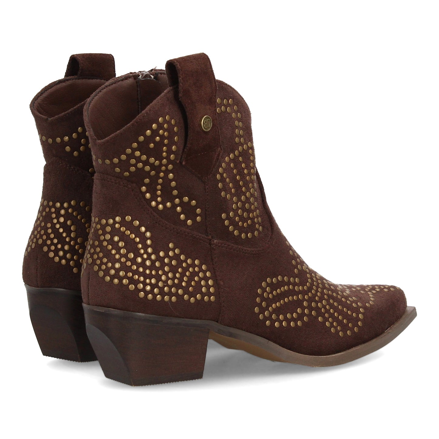 Botín campero con adorno de tachuelas metálicas punta fina y tacón bajo. P