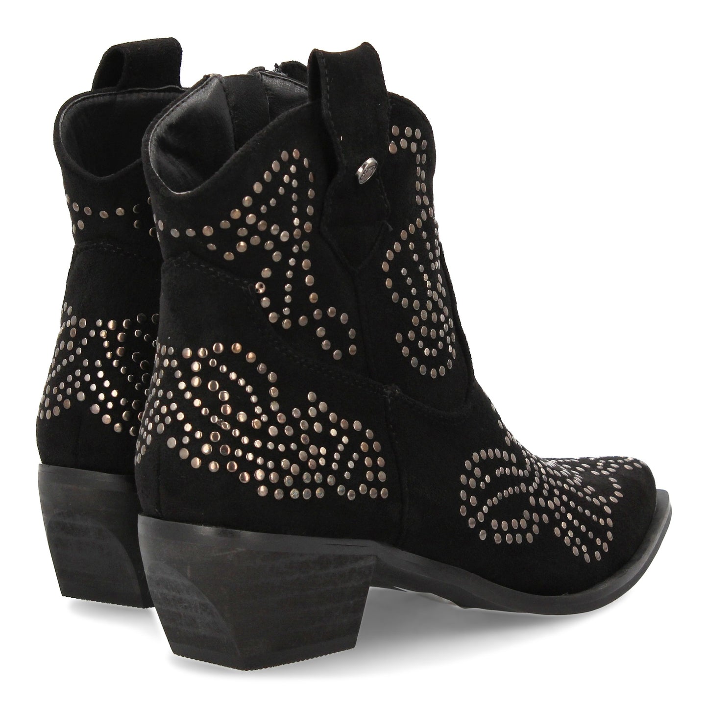 Botín campero con adorno de tachuelas metálicas punta fina y tacón bajo. P