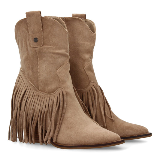 Botín de mujer con tacón estilo campero. Tacon cubano con flecos acabado en punt