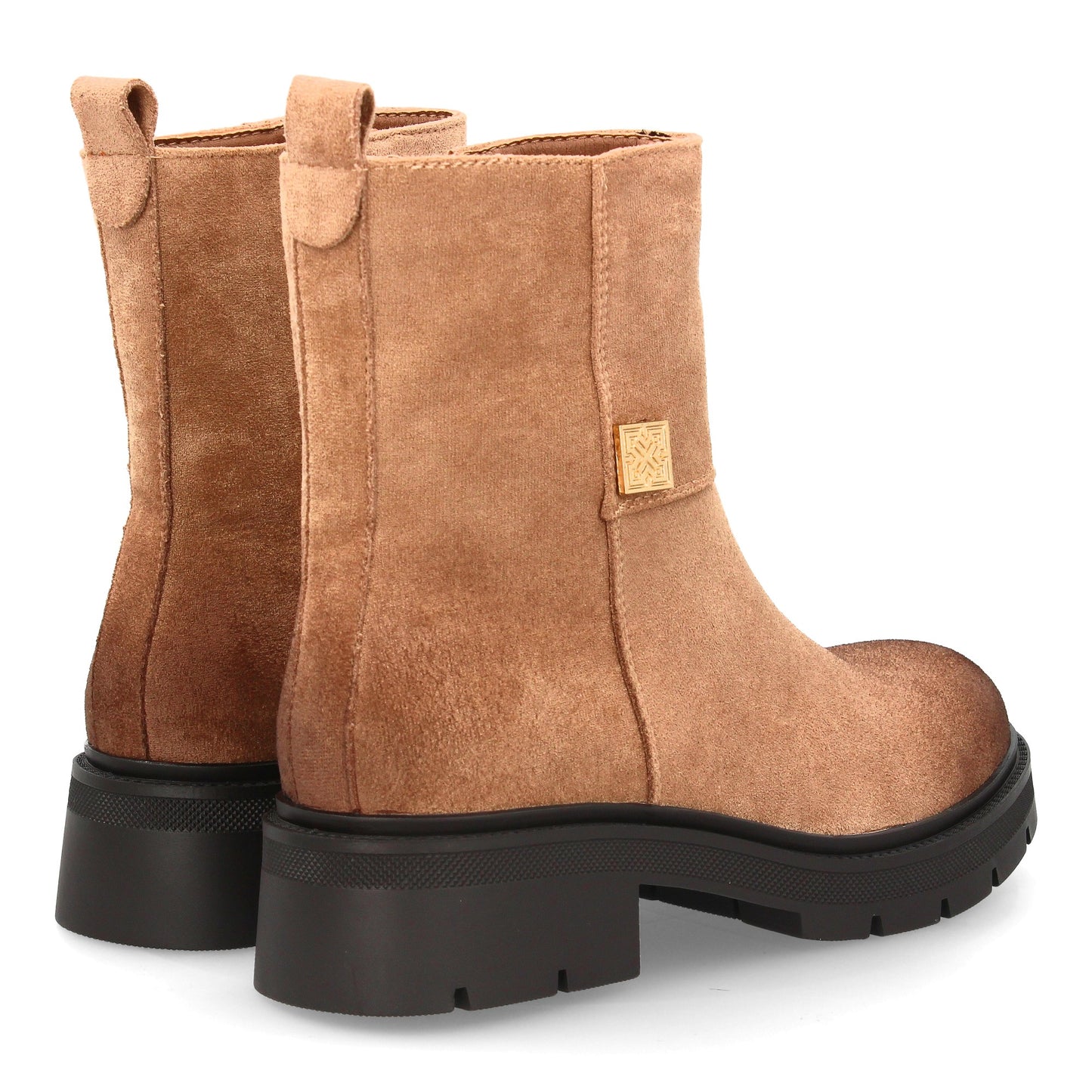 Botín moderno con estampado liso.Incorpora un adorno metálico lateral. Suel