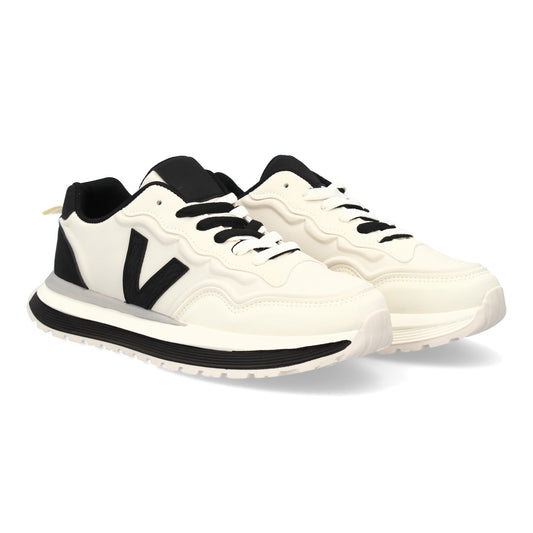 Zapatilla deportiva con Diseño moderno y suela dentada. Detalles de contraste  c