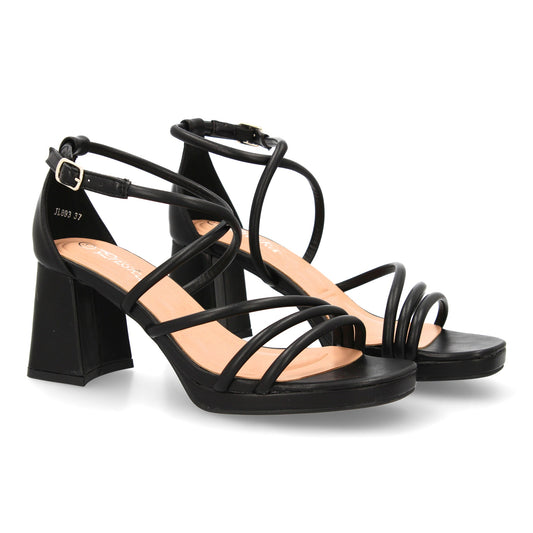 Sandalia de tacón con Diseño de tiras finas y talón cerrado. Su plataforma y tac