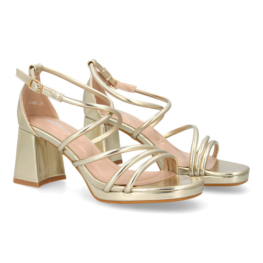 Sandalia de tacón con Diseño de tiras finas y talón cerrado. Su plataforma y tac