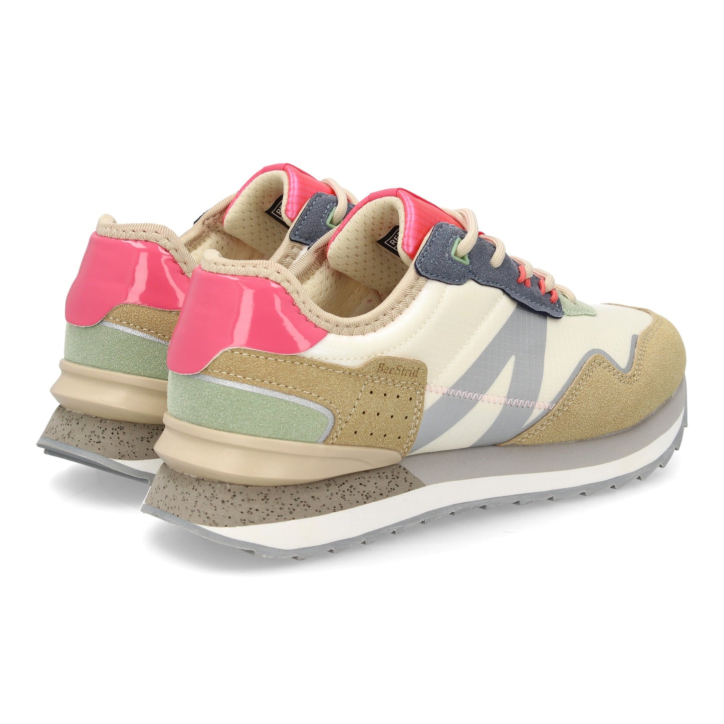 Zapatilla deportiva de diseño urbano con mezcla de texturas y acabados en c