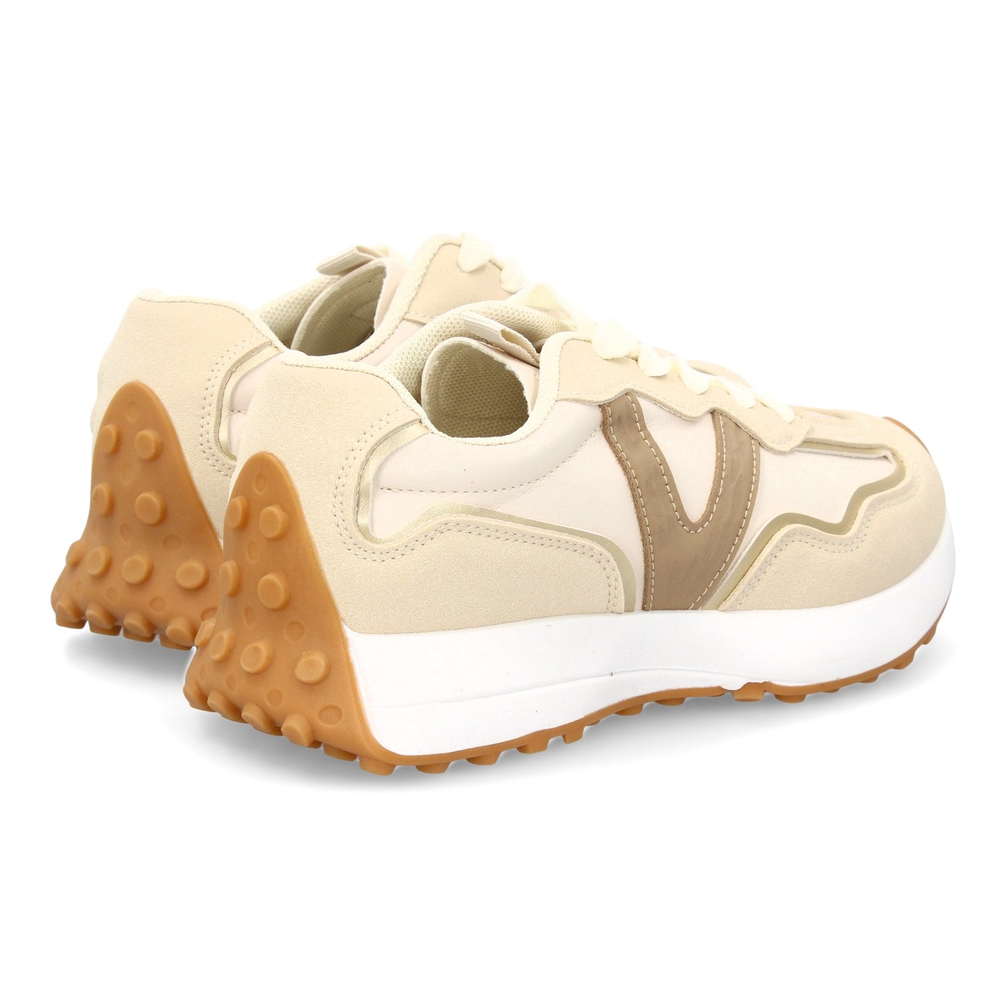 Zapatilla deportiva con Diseño moderno y suela dentada. Detalles de contraste c