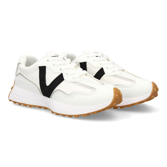 Zapatilla deportiva con Diseño moderno y suela dentada. Detalles de contraste  c