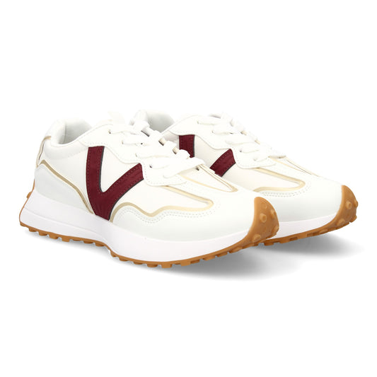 Zapatilla deportiva con Diseño moderno y suela dentada. Detalles de contraste  c