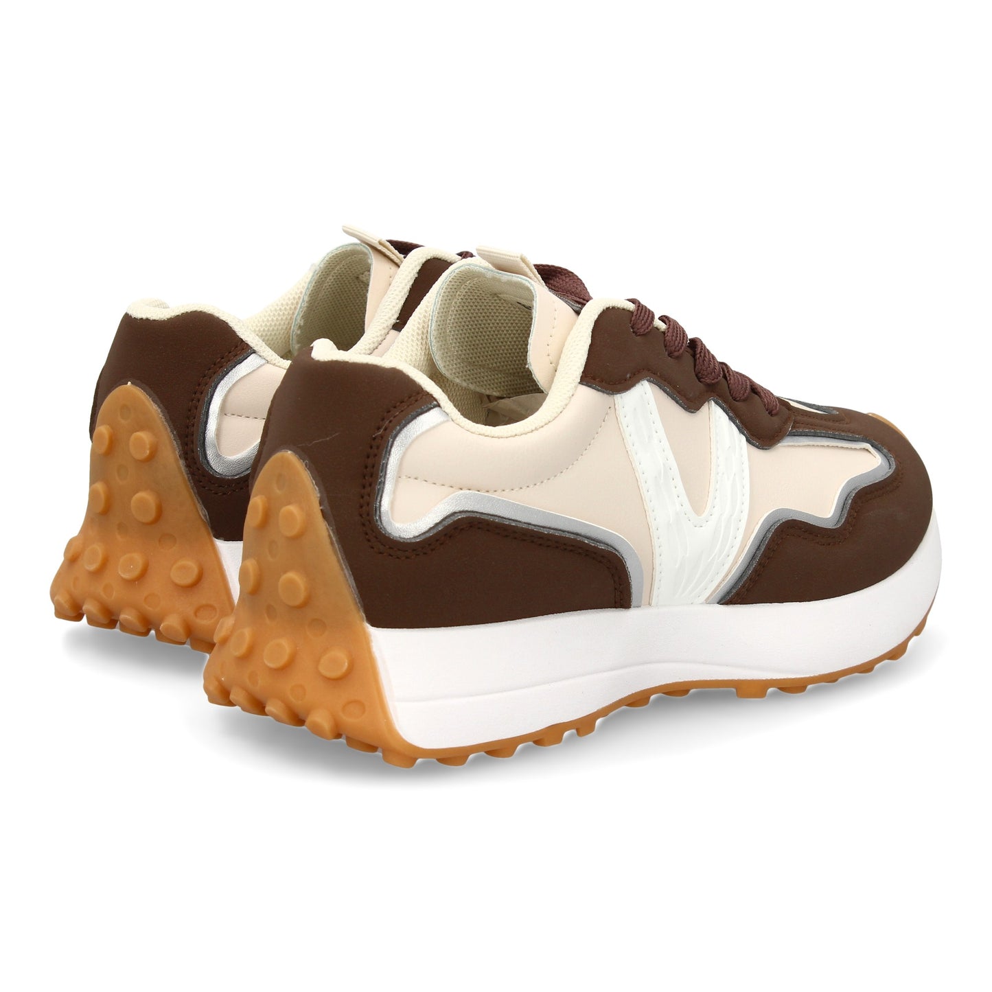 Zapatilla deportiva con Diseño moderno y suela dentada. Detalles de contraste c