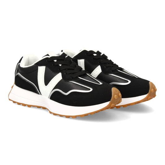 Zapatilla deportiva con Diseño moderno y suela dentada. Detalles de contraste  c