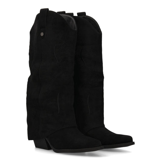 Bota para mujer estilo cowboy  acabada en punta y con grabados bordados en la ca