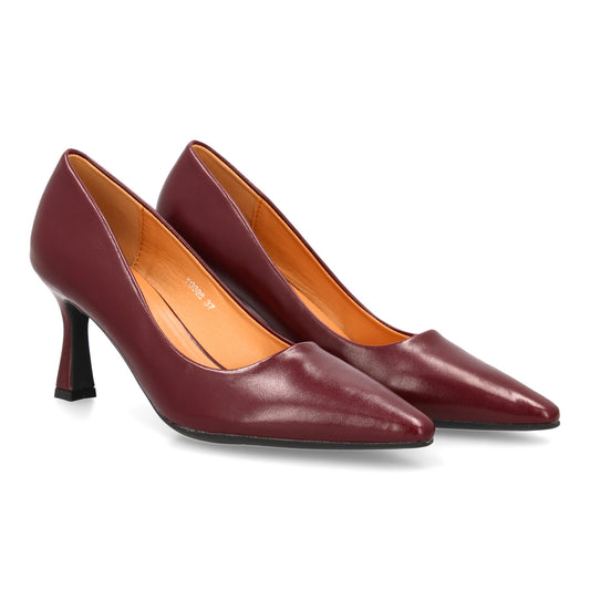 Zapato de salón clásico con punta fina y tacón comodo. Estampado liso sin cierre