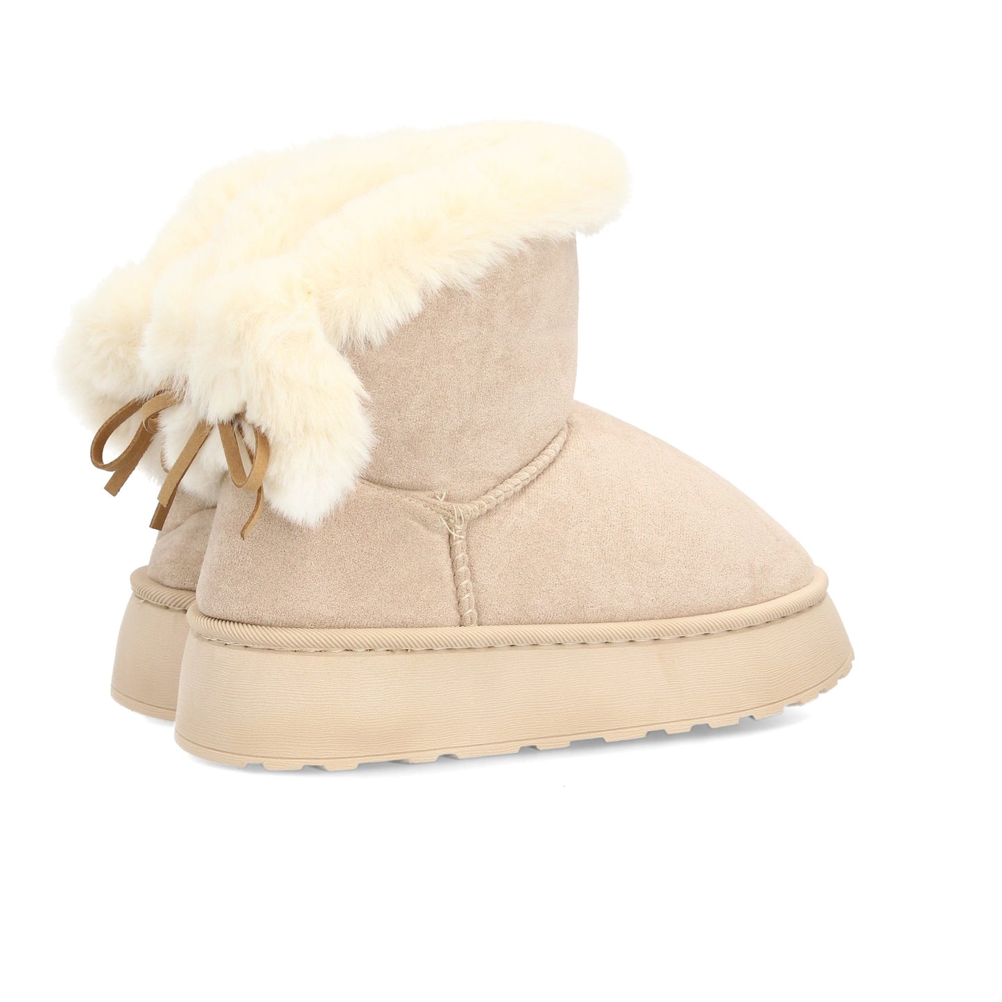 Bota para invierno con exterior de acabado afelpado y detalle de borreguito