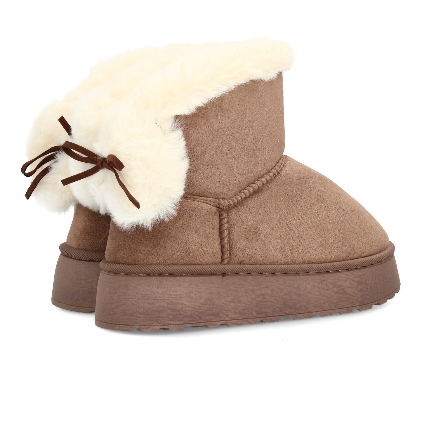 Bota para invierno con exterior de acabado afelpado y detalle de borreguito