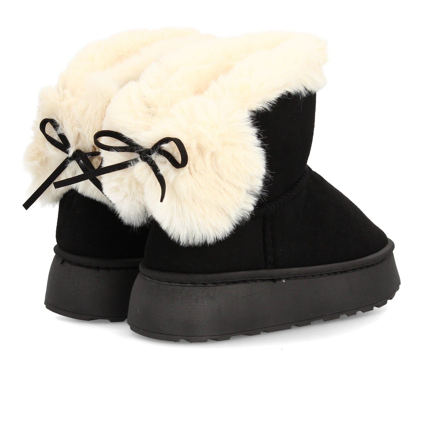 Bota para invierno con exterior de acabado afelpado y detalle de borreguito