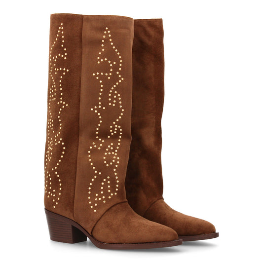 Bota alta cowboy con caña alta y tachuelas para mujer. tacón medio y ´cómodo. Es
