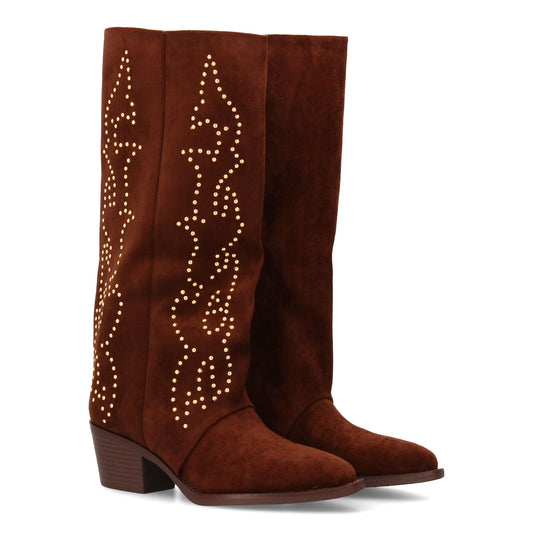 Bota alta cowboy con caña alta y tachuelas para mujer. tacón medio y ´cómodo. Es