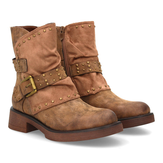 Bota de mujer estilo biker con diseño robusto y urbano  perfecta para desta