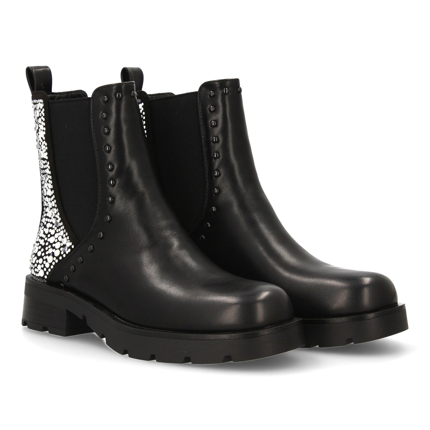 Botín chelsea con estampado liso. Tachulelas brillantes en e