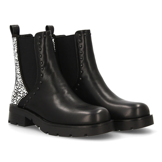 Botín chelsea con estampado liso. Tachulelas brillantes en e