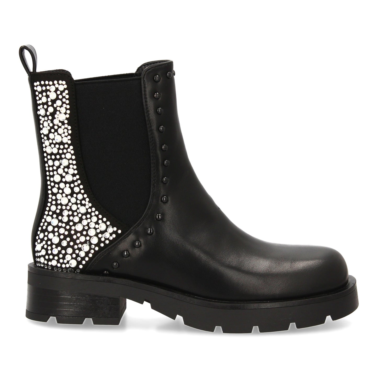 Botín chelsea con estampado liso. Tachulelas brillantes en e