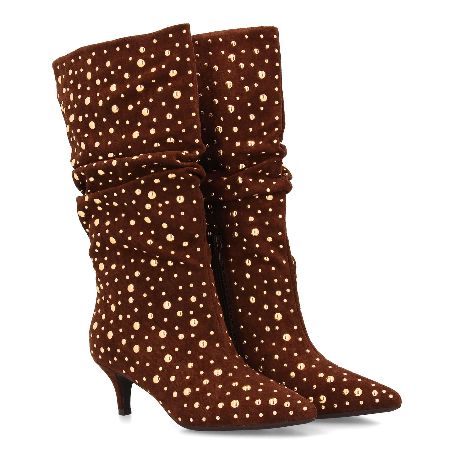 Bota de mujer de caña arrugada decorada con tachuelas metálicas brillantes