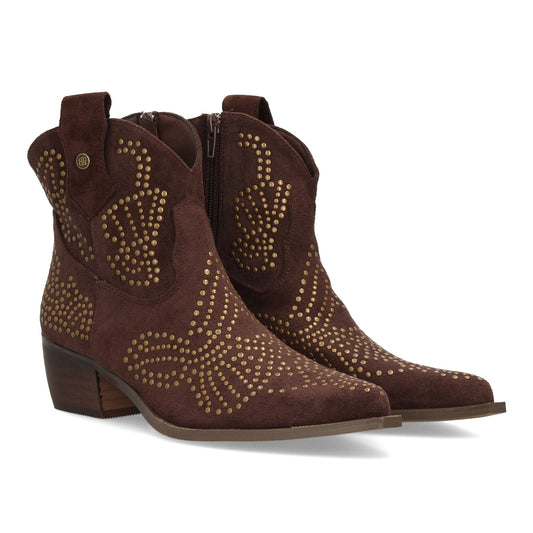 Botín campero con adorno de tachuelas metálicas  punta fina y tacón bajo. P