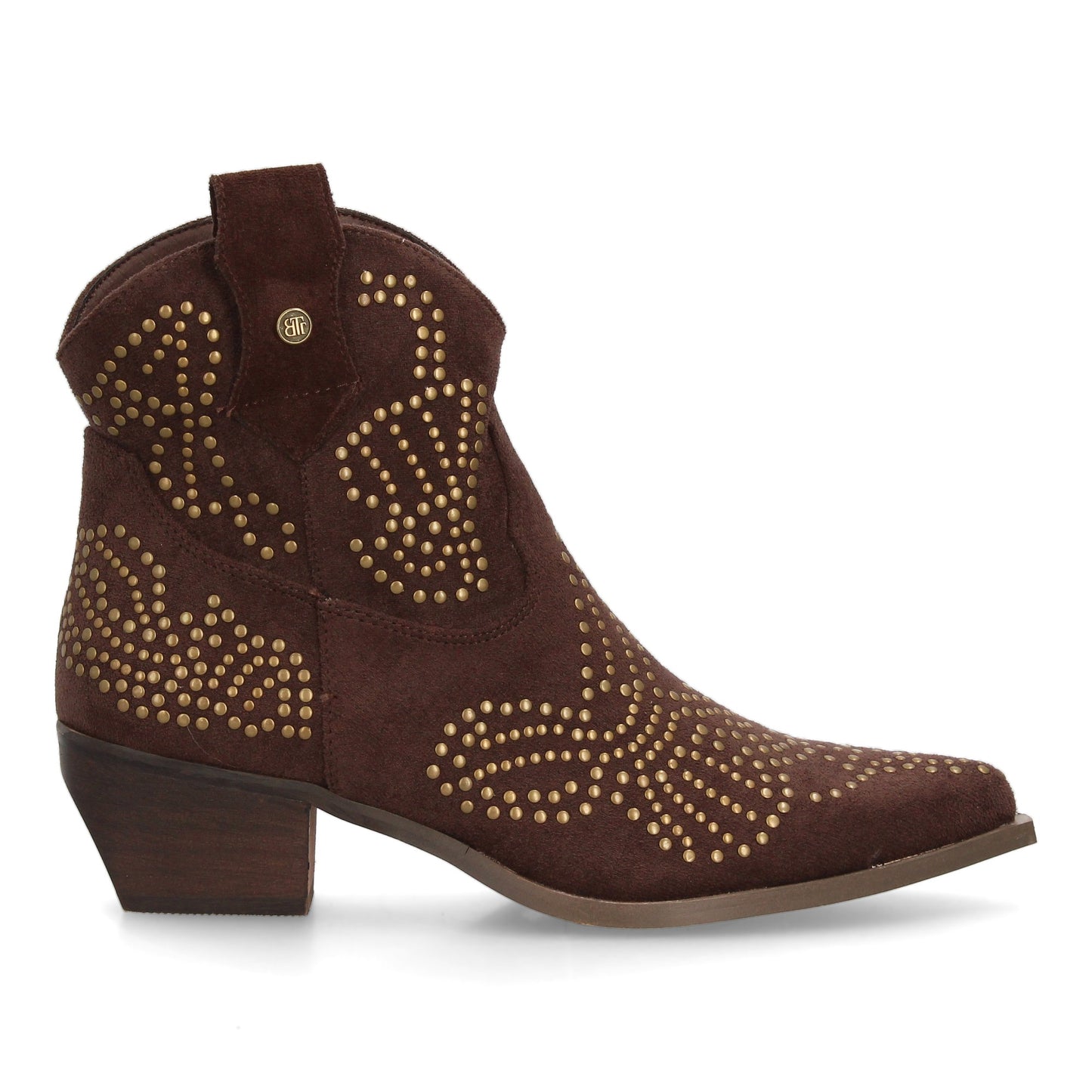 Botín campero con adorno de tachuelas metálicas  punta fina y tacón bajo. P