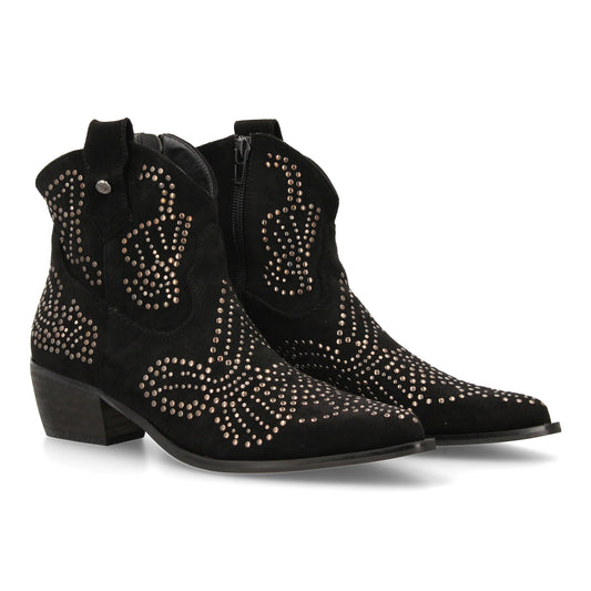 Botín campero con adorno de tachuelas metálicas  punta fina y tacón bajo. P