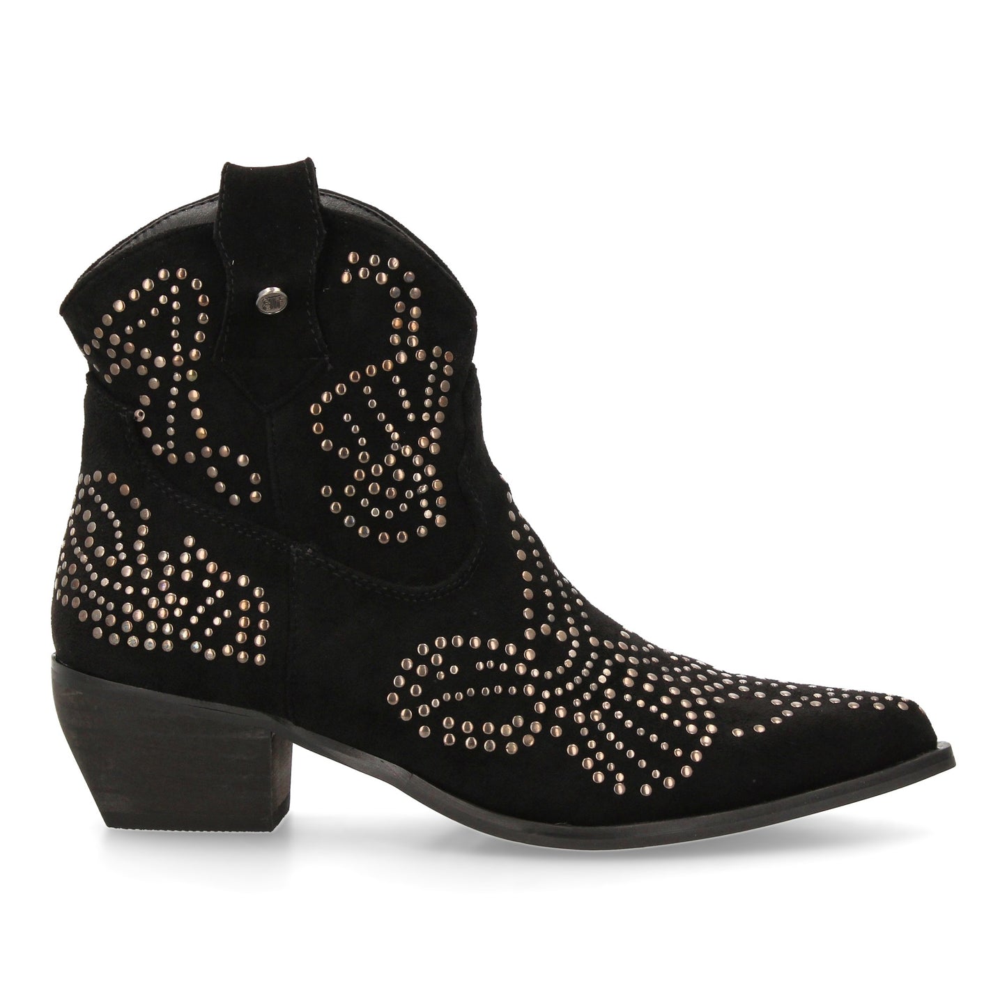 Botín campero con adorno de tachuelas metálicas  punta fina y tacón bajo. P