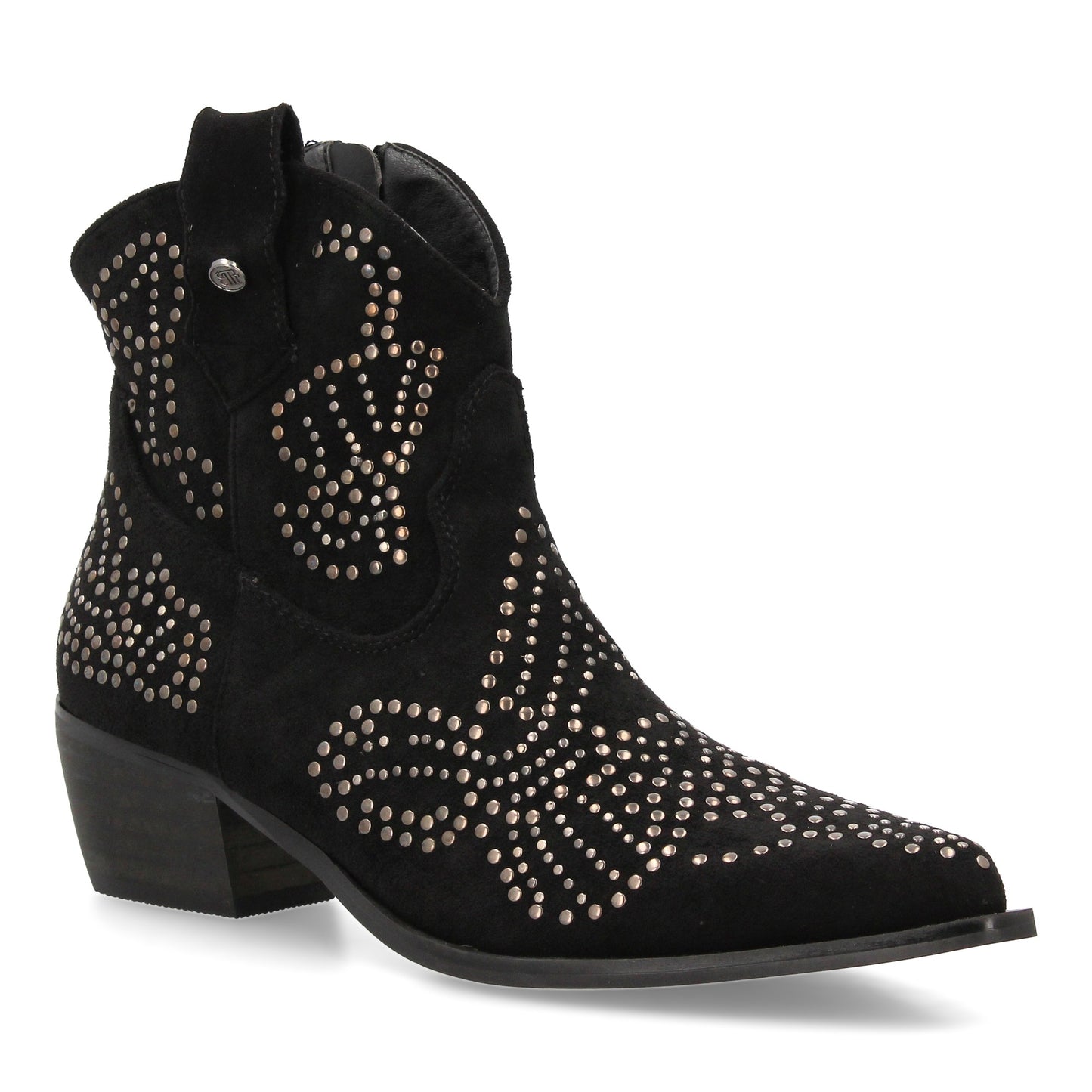 Botín campero con adorno de tachuelas metálicas  punta fina y tacón bajo. P