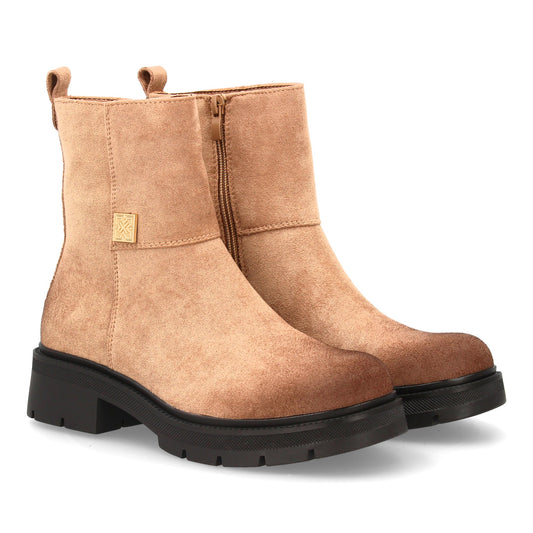 Botín moderno con estampado liso.Incorpora un adorno metálico lateral. Suel