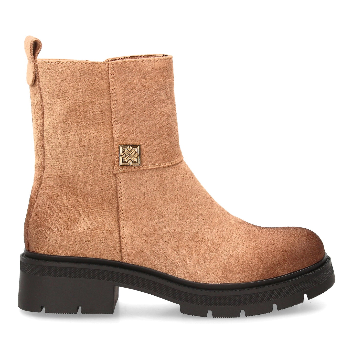 Botín moderno con estampado liso.Incorpora un adorno metálico lateral. Suel