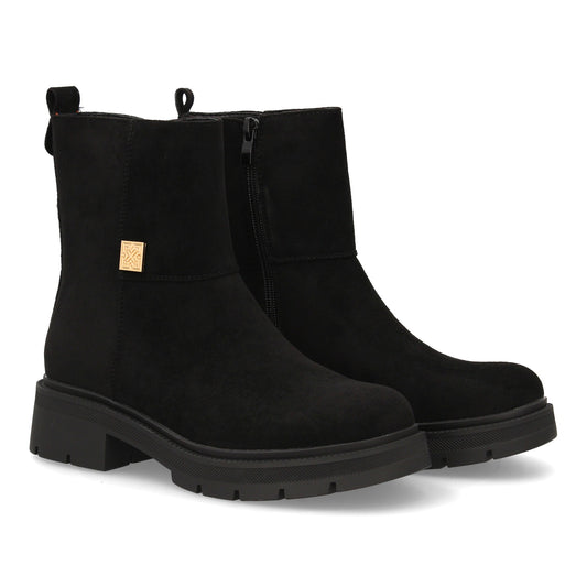 Botín moderno con estampado liso.Incorpora un adorno metálico lateral. Suel