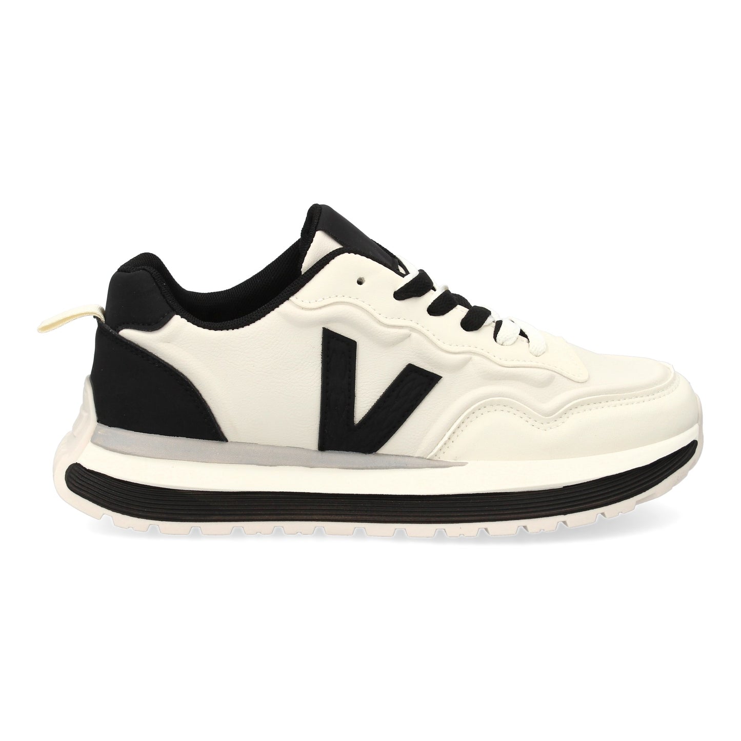 Zapatilla deportiva con Diseño moderno y suela dentada. Detalles de contraste  c