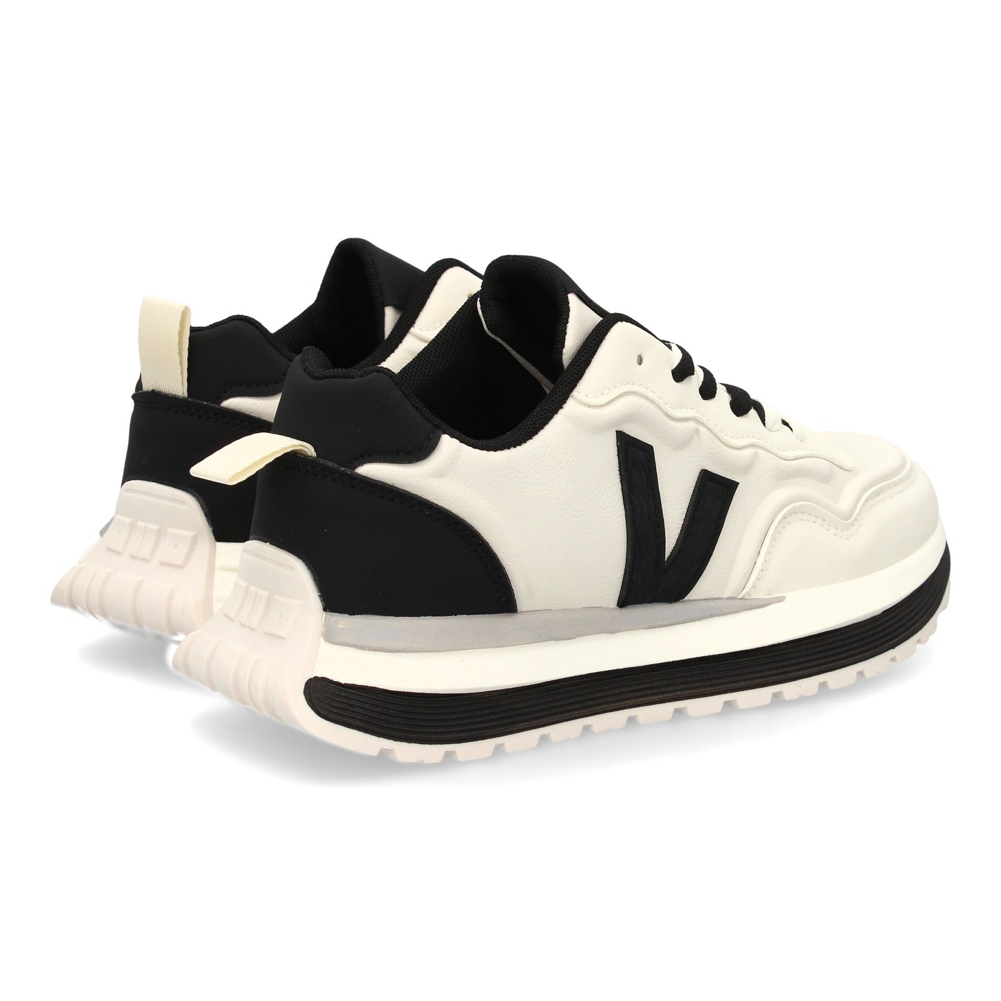 Zapatilla deportiva con Diseño moderno y suela dentada. Detalles de contraste  c