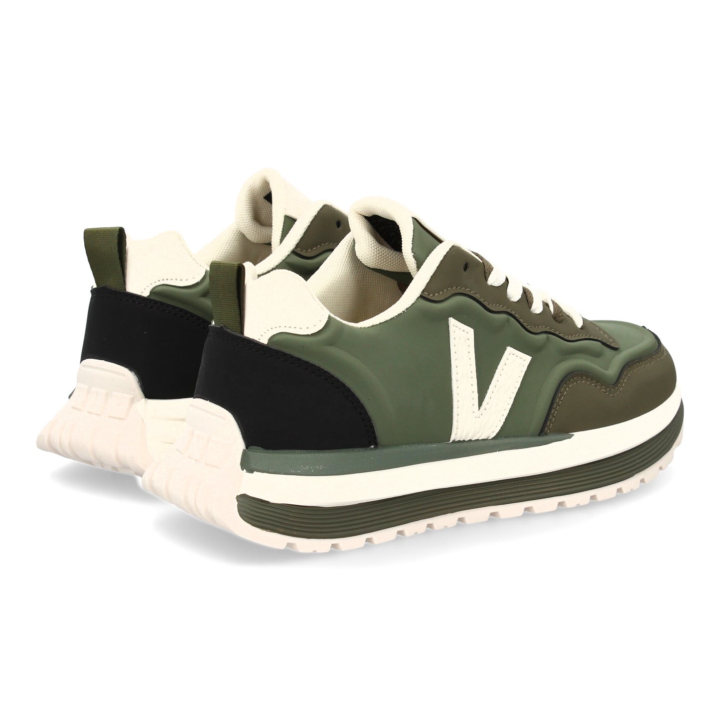 Zapatilla deportiva con Diseño moderno y suela dentada. Detalles de contraste  c
