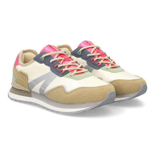 Zapatilla deportiva de diseño urbano con mezcla de texturas y acabados en c