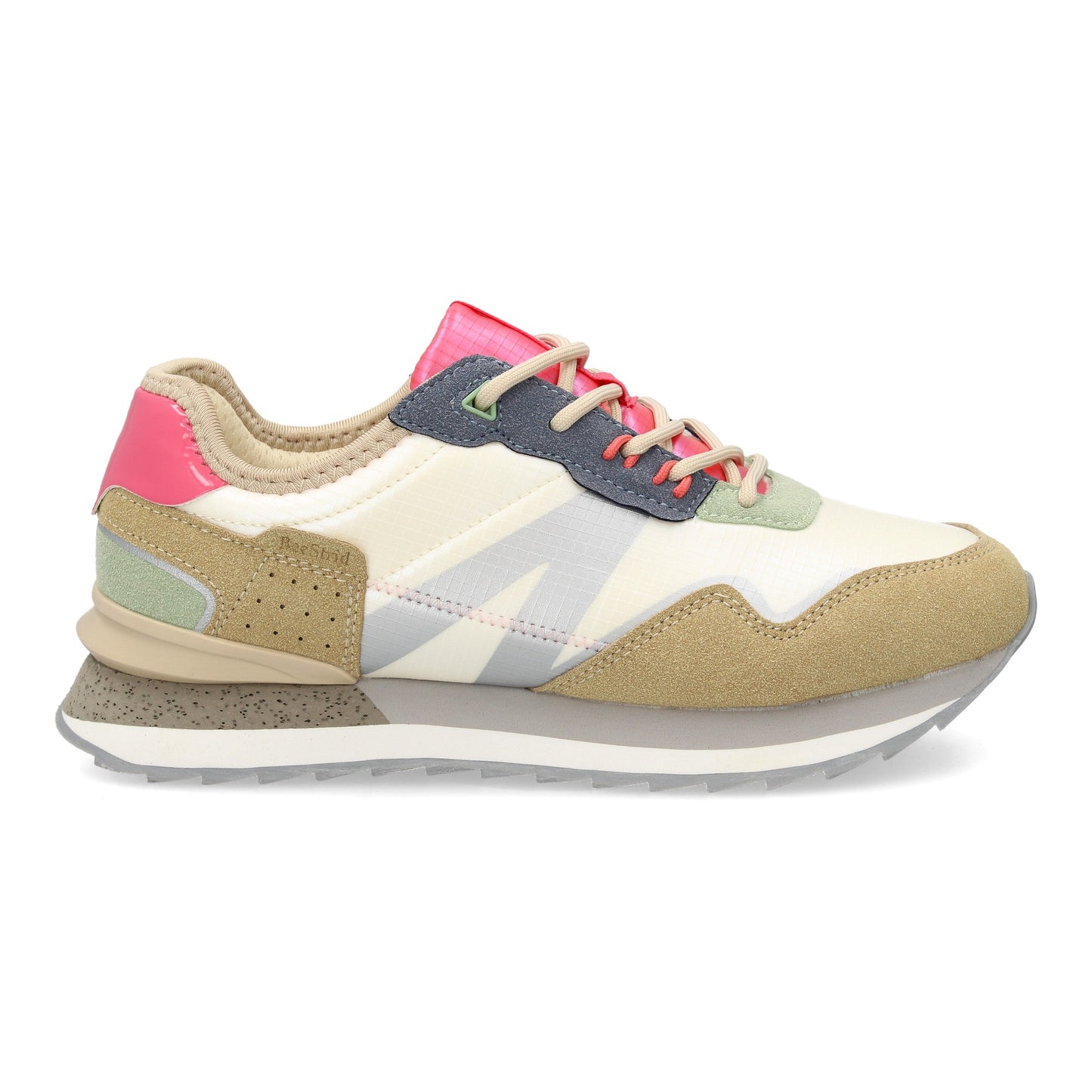 Zapatilla deportiva de diseño urbano con mezcla de texturas y acabados en c