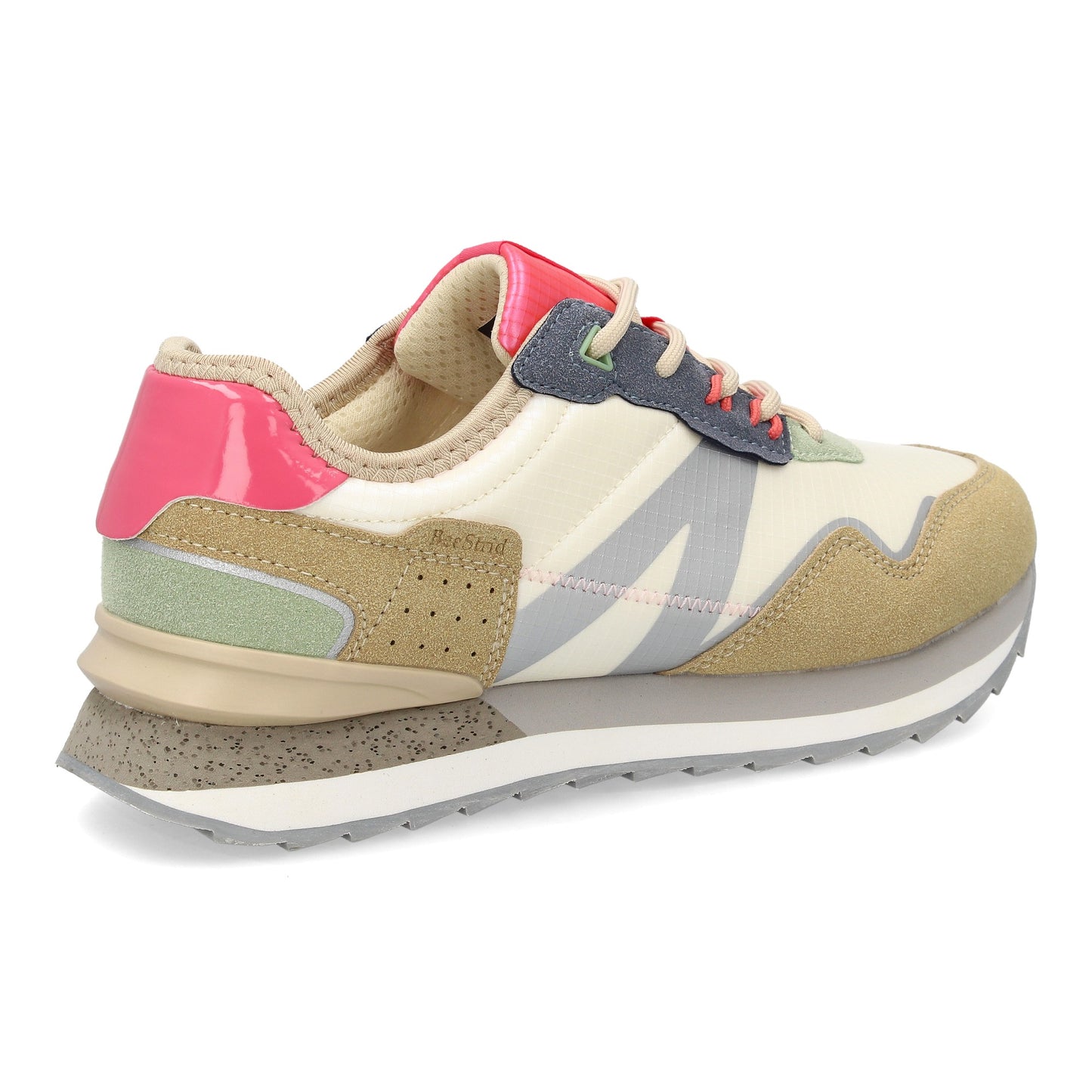 Zapatilla deportiva de diseño urbano con mezcla de texturas y acabados en c