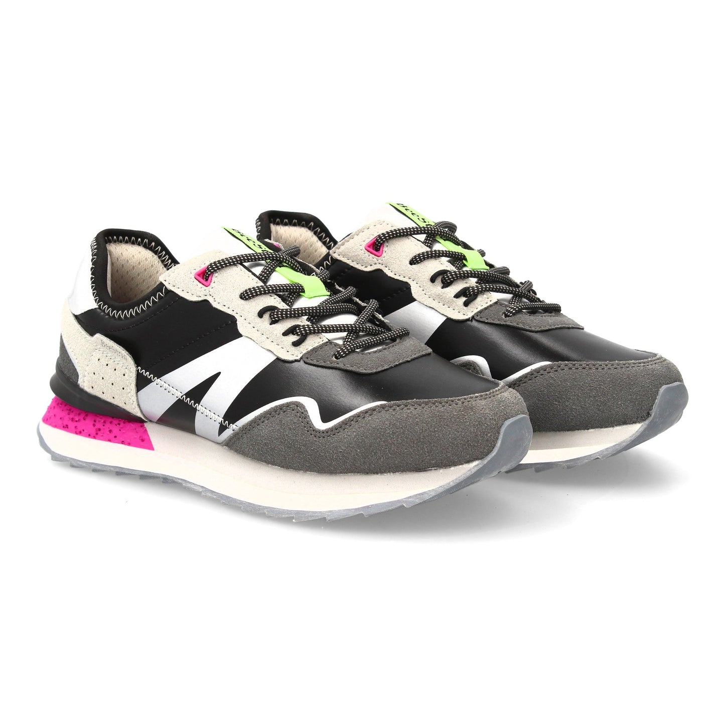 Zapatilla deportiva de diseño urbano con mezcla de texturas y acabados en c