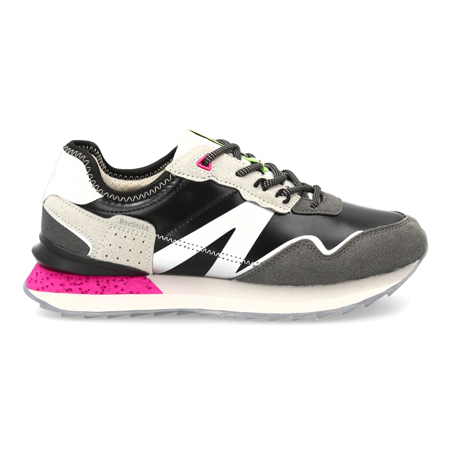 Zapatilla deportiva de diseño urbano con mezcla de texturas y acabados en c