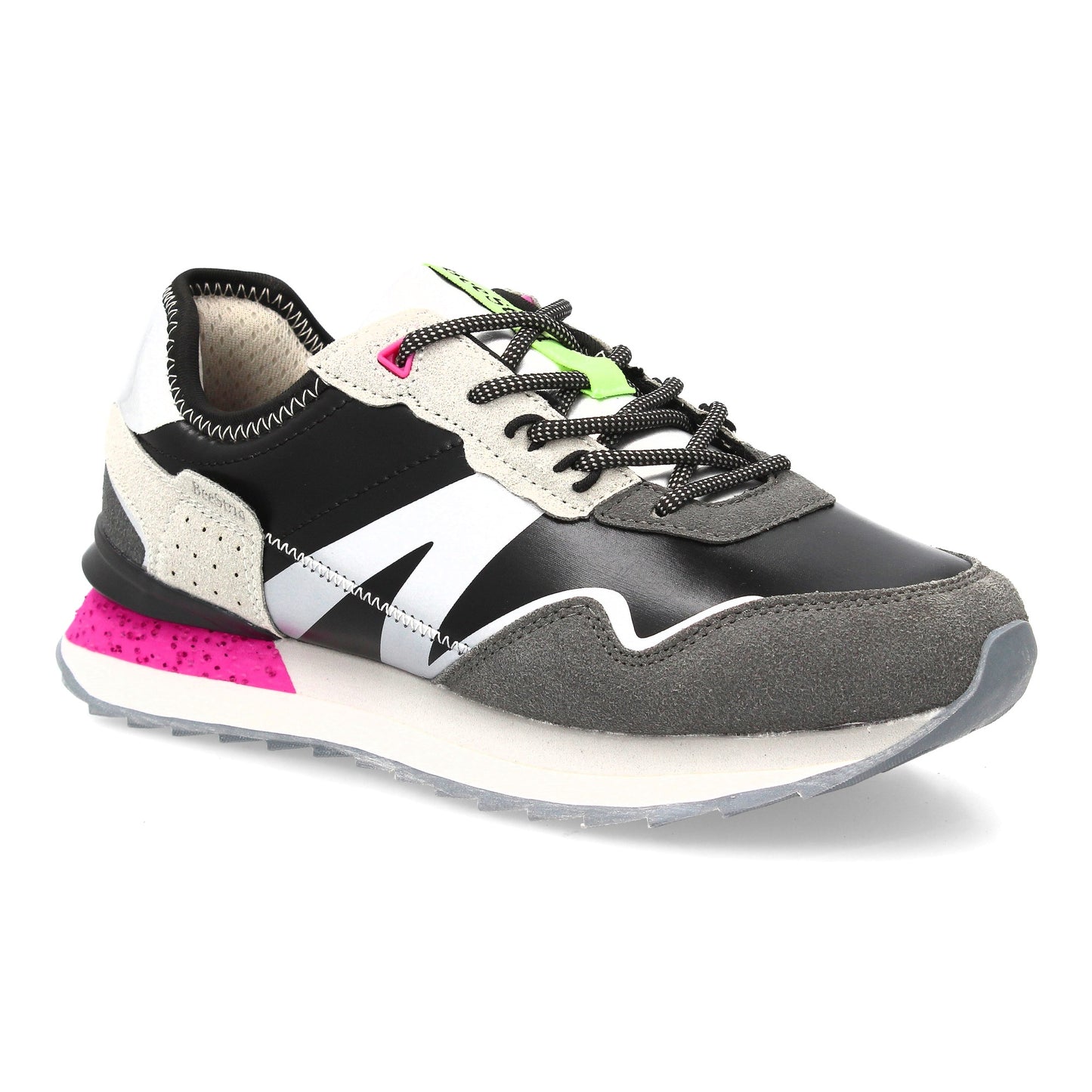 Zapatilla deportiva de diseño urbano con mezcla de texturas y acabados en c