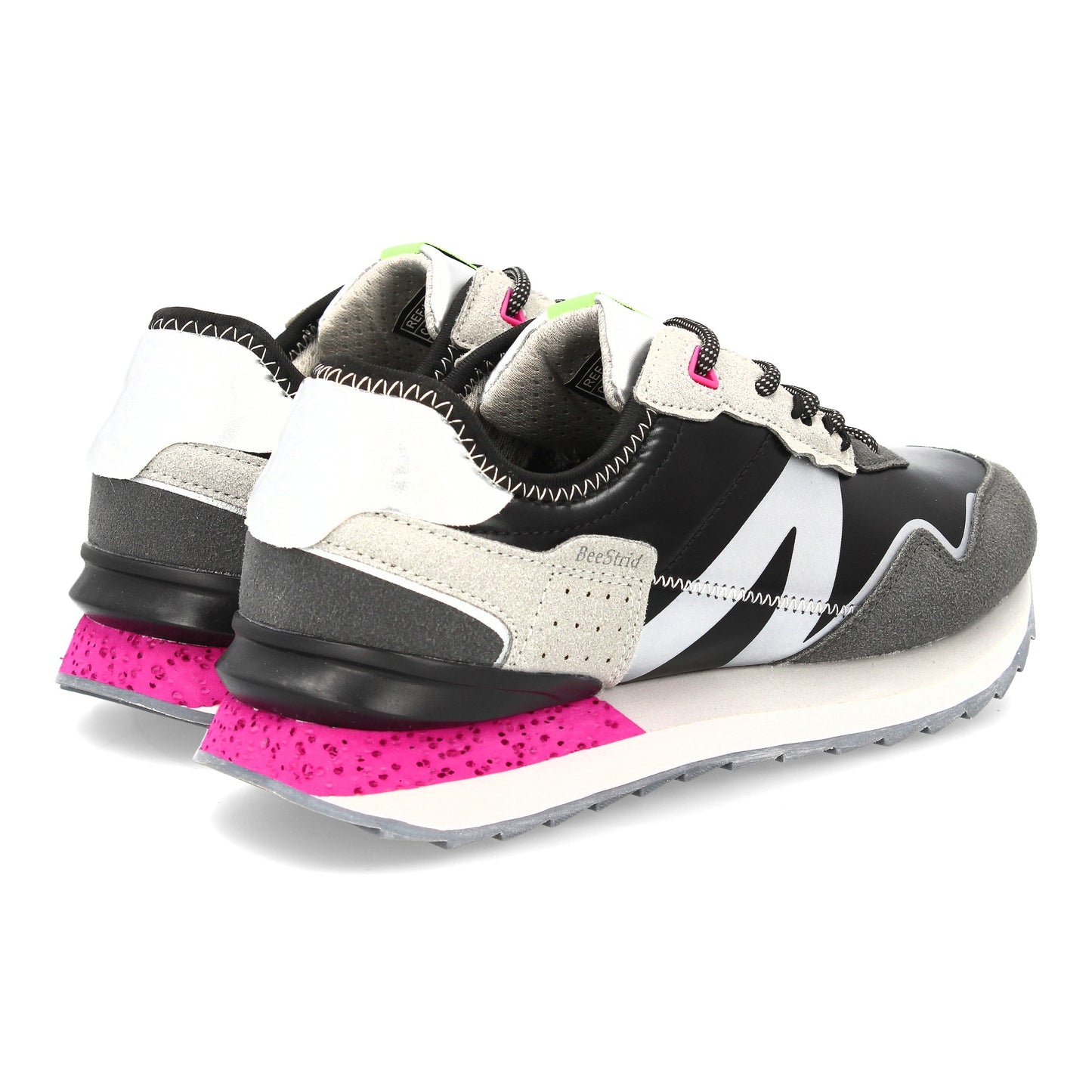 Zapatilla deportiva de diseño urbano con mezcla de texturas y acabados en c