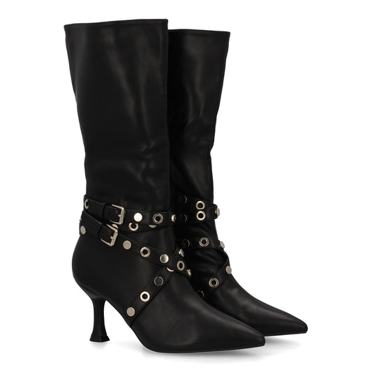 Bota alta para mujer con tacon fino  con doble hebilla y detalle de tachuelas y