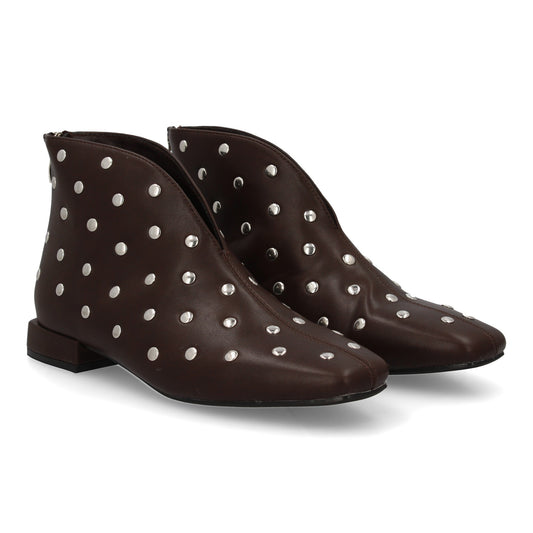 Botin para mujer con adornos de tachuelas  detalles metalicos  tacón bajo y cier