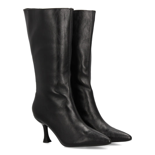 Bota alta de caña media diseño llamativo y sofisticado. Punta fina y tacón