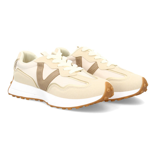 Zapatilla deportiva con Diseño moderno y suela dentada. Detalles de contraste  c
